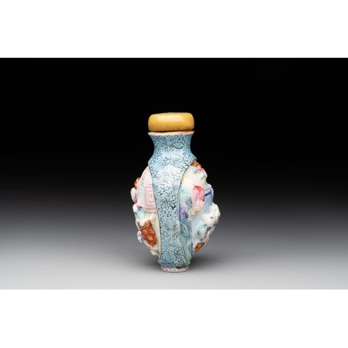 526 - A Chinese moulded famille rose 'playing boys' snuff bottle, Qianlong mark, 19th C.H.: 6 cm (incl. st... 