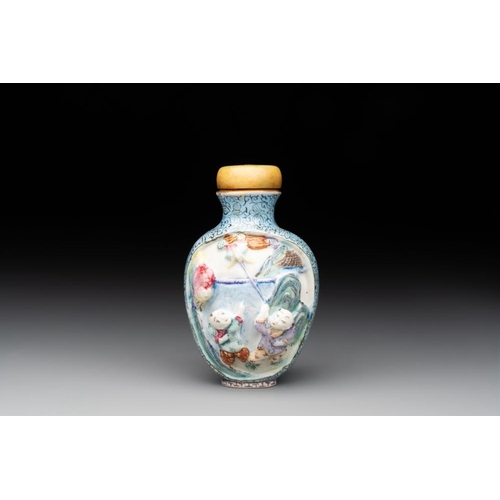 526 - A Chinese moulded famille rose 'playing boys' snuff bottle, Qianlong mark, 19th C.H.: 6 cm (incl. st... 