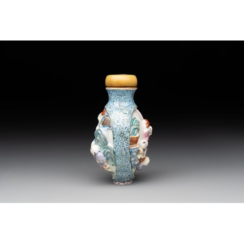 526 - A Chinese moulded famille rose 'playing boys' snuff bottle, Qianlong mark, 19th C.H.: 6 cm (incl. st... 