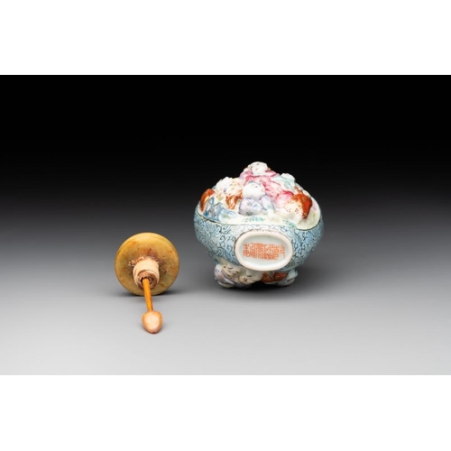 526 - A Chinese moulded famille rose 'playing boys' snuff bottle, Qianlong mark, 19th C.H.: 6 cm (incl. st... 