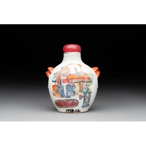 527 - A Chinese famille rose snuff bottle with narrative design, Tongzhi mark and of the periodH.: 7,2 cm ... 