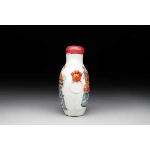 527 - A Chinese famille rose snuff bottle with narrative design, Tongzhi mark and of the periodH.: 7,2 cm ... 