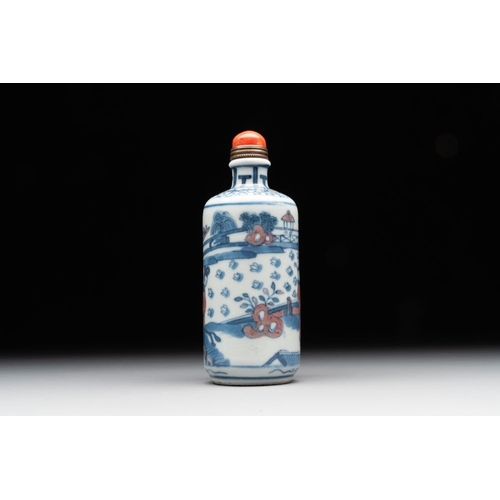 532 - A Chinese blue, white and copper-red snuff bottle, Kangxi mark, 19th C.H.: 10,2 cm (incl. stopper)Th... 