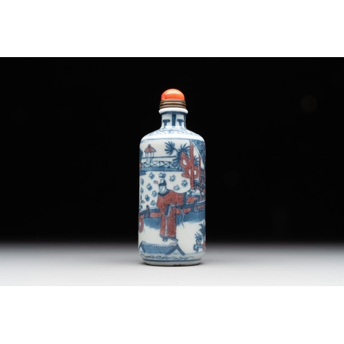 532 - A Chinese blue, white and copper-red snuff bottle, Kangxi mark, 19th C.H.: 10,2 cm (incl. stopper)Th... 