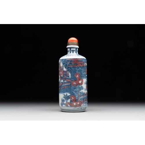 532 - A Chinese blue, white and copper-red snuff bottle, Kangxi mark, 19th C.H.: 10,2 cm (incl. stopper)Th... 