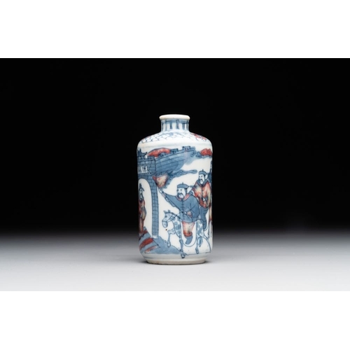 533 - A Chinese blue, white and copper-red snuff bottle, Yongzheng mark, 19th C.H.: 7,7 cm The absence of ... 