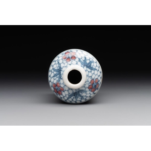 533 - A Chinese blue, white and copper-red snuff bottle, Yongzheng mark, 19th C.H.: 7,7 cm The absence of ... 