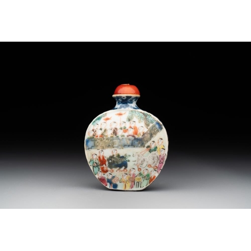 535 - A Chinese famille rose 'dragon boat festival' snuff bottle, Qianlong mark and of the periodH.: 7 cm ... 