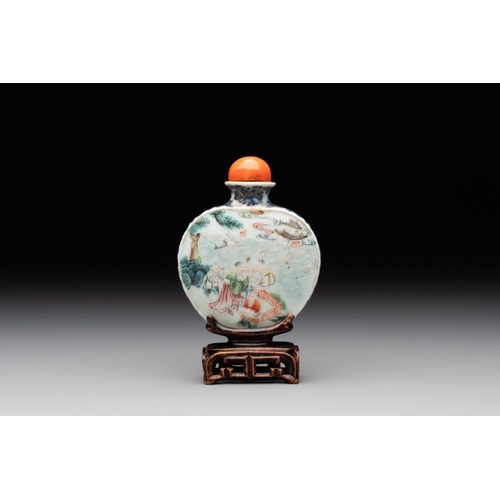 536 - A Chinese famille rose 'Sanxing' snuff bottle, Qianlong mark and of the periodH.: 7,9 cm (incl. stop... 