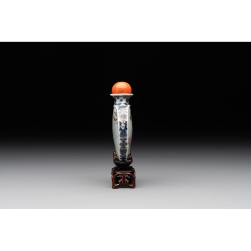 536 - A Chinese famille rose 'Sanxing' snuff bottle, Qianlong mark and of the periodH.: 7,9 cm (incl. stop... 