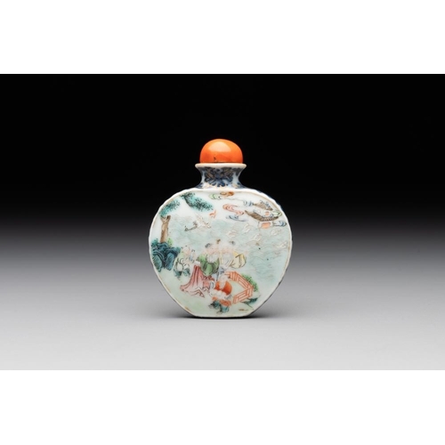 536 - A Chinese famille rose 'Sanxing' snuff bottle, Qianlong mark and of the periodH.: 7,9 cm (incl. stop... 