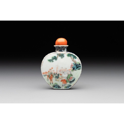 536 - A Chinese famille rose 'Sanxing' snuff bottle, Qianlong mark and of the periodH.: 7,9 cm (incl. stop... 