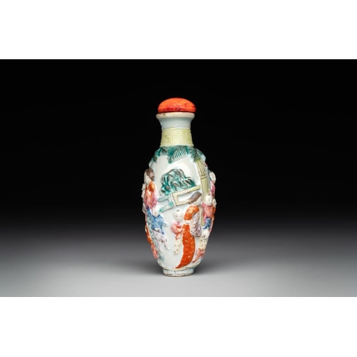 538 - A Chinese famille rose moulded snuff bottle, Qianlong mark, late 18th/early 19th C.H.: 8 cm (incl. s... 