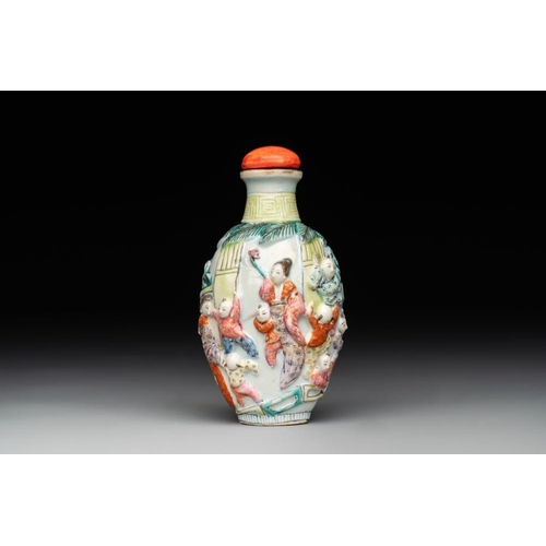 538 - A Chinese famille rose moulded snuff bottle, Qianlong mark, late 18th/early 19th C.H.: 8 cm (incl. s... 