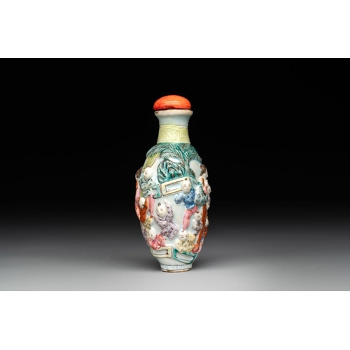 538 - A Chinese famille rose moulded snuff bottle, Qianlong mark, late 18th/early 19th C.H.: 8 cm (incl. s... 