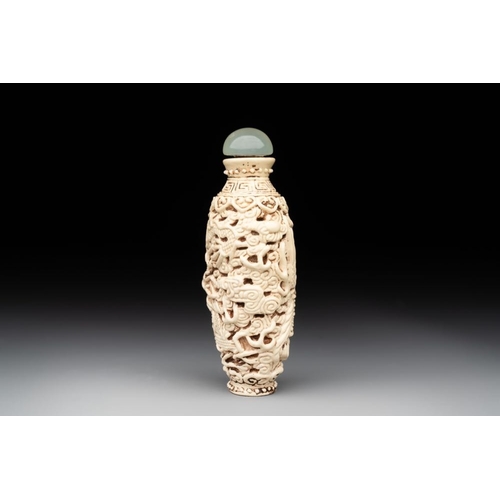 539 - A Chinese moulded cream-glazed 'dragon and phoenix' snuff bottle, Jiaqing mark, 19th C.H.: 7,3 cm (i... 