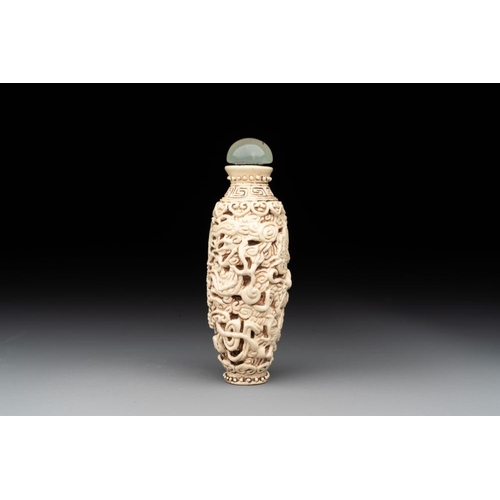 539 - A Chinese moulded cream-glazed 'dragon and phoenix' snuff bottle, Jiaqing mark, 19th C.H.: 7,3 cm (i... 