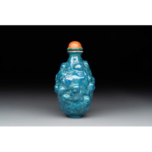 541 - A rare Chinese robin's-egg-glazed moulded '18 Luohan' snuff bottle, 19th C.H.: 7,5 cm (incl. stopper... 