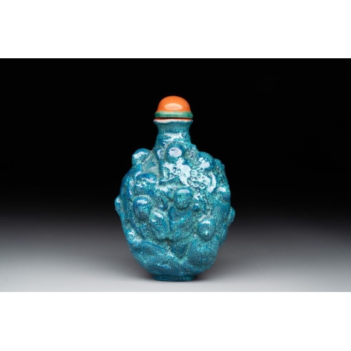 541 - A rare Chinese robin's-egg-glazed moulded '18 Luohan' snuff bottle, 19th C.H.: 7,5 cm (incl. stopper... 