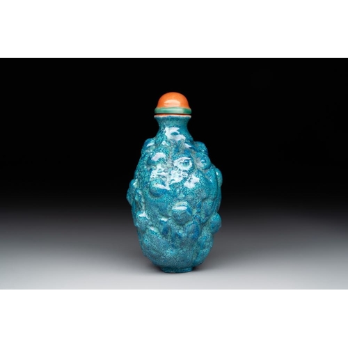 541 - A rare Chinese robin's-egg-glazed moulded '18 Luohan' snuff bottle, 19th C.H.: 7,5 cm (incl. stopper... 