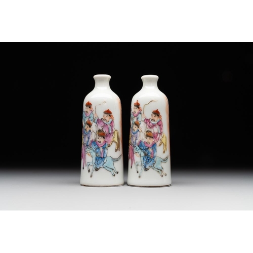 545 - A pair of Chinese famille rose snuff bottles, Qianlong mark, 19th C.H.: 7,8 cm The absence of a cond... 