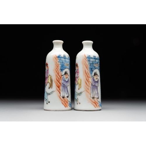 545 - A pair of Chinese famille rose snuff bottles, Qianlong mark, 19th C.H.: 7,8 cm The absence of a cond... 