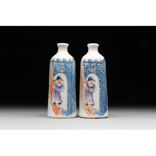 545 - A pair of Chinese famille rose snuff bottles, Qianlong mark, 19th C.H.: 7,8 cm The absence of a cond... 