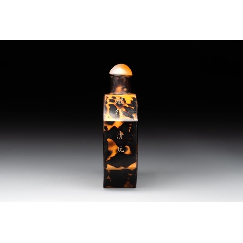 546 - A Chinese inscribed tortoiseshell veneer snuff bottle, Guangxu mark, dated 1930H.: 7,1 cm (incl. sto... 