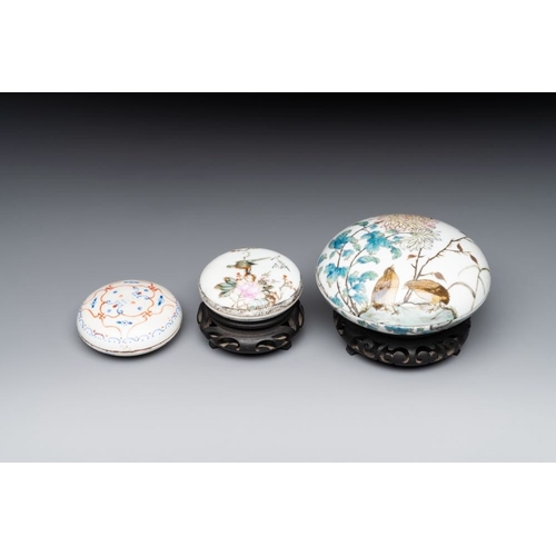 725 - Three Chinese famille rose seal paste boxes, Qianlong and Yang He Tang mark, 20th C.Dia.: 11 cm - H.... 