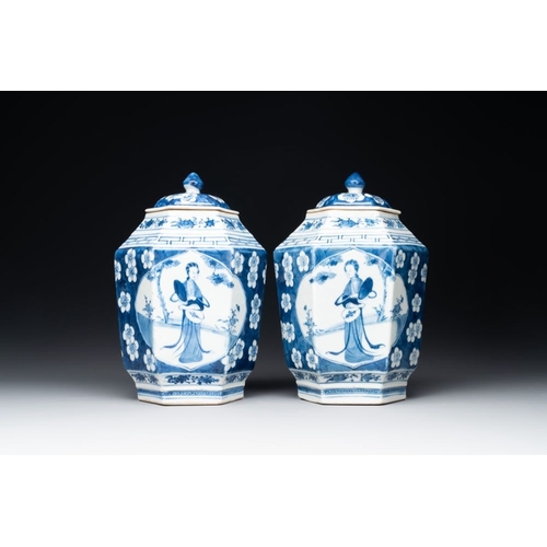 760 - A pair of Chinese blue and white hexagonal jars and covers with a lady holding a fan, 19th C.H.: 26 ... 