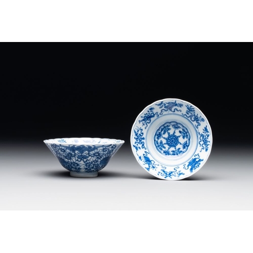 762 - A pair of fine Chinese blue and white ' bats and flowers' bowls, Yongzheng mark, 19th C.Dia.: 9 cm -... 