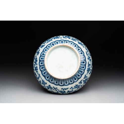 766 - A Chinese blue and white 'lotus scroll' bottle vase, 18/19th C.H.: 26 cmThe absence of a condition r... 