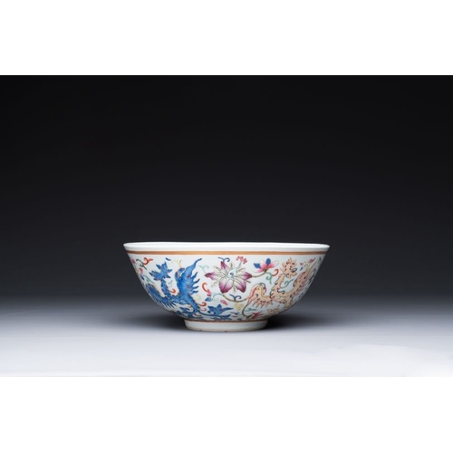 785 - A Chinese famille rose 'phoenix' bowl, Guangxu mark, 19th C.Dia.: 22 cm - H.: 9 cmThe absence of a c... 