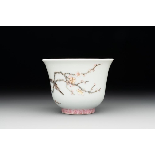 789 - A fine Chinese famille rose 'prunus and magpie' cup, Qing Shen Xuan mark, 19th C.Dia.: 7,5 cm - H.: ... 