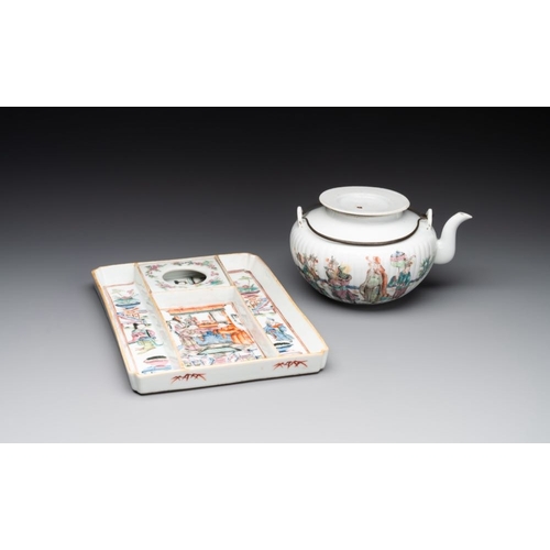 791 - A Chinese famille rose ink set and a teapot, Tongzhi mark, 19th C.Dim.: 23,8 x 17 cm (the brush box)... 