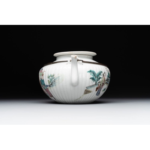 791 - A Chinese famille rose ink set and a teapot, Tongzhi mark, 19th C.Dim.: 23,8 x 17 cm (the brush box)... 