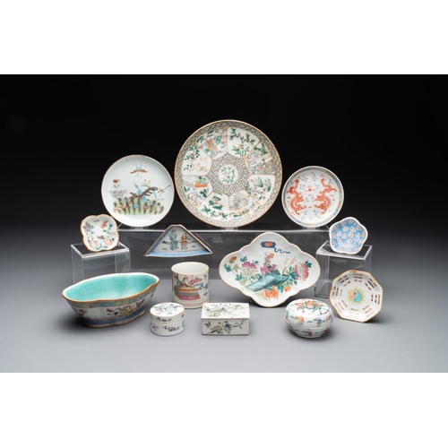 805 - A varied collection of thirteen pieces Chinese famille rose and verte porcelain, 19th C.Dia.: 25 cm ... 