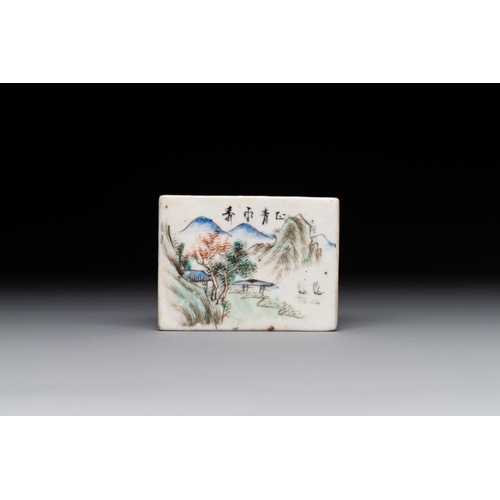 805 - A varied collection of thirteen pieces Chinese famille rose and verte porcelain, 19th C.Dia.: 25 cm ... 