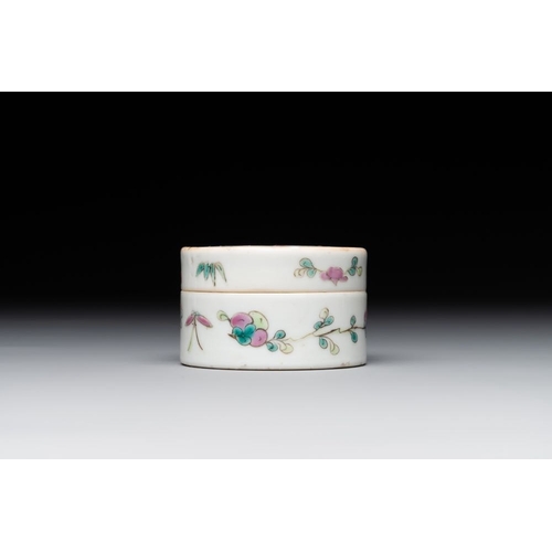 805 - A varied collection of thirteen pieces Chinese famille rose and verte porcelain, 19th C.Dia.: 25 cm ... 