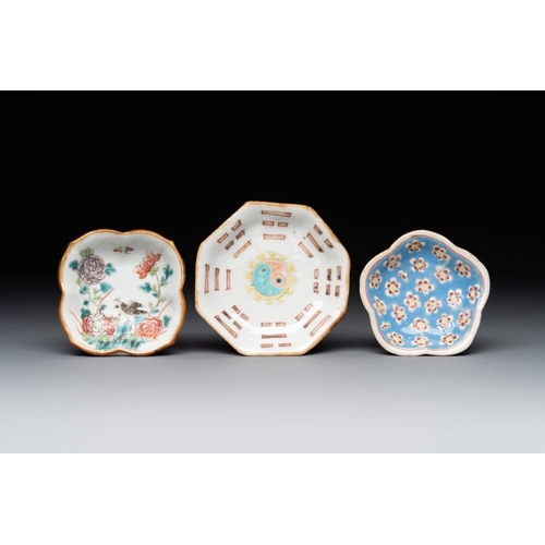 805 - A varied collection of thirteen pieces Chinese famille rose and verte porcelain, 19th C.Dia.: 25 cm ... 