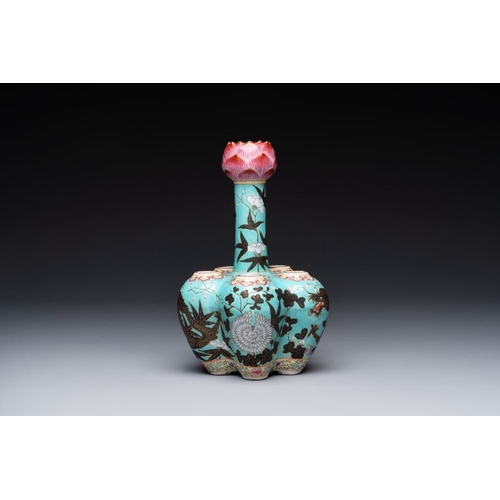 807 - A Chinese famille rose turquoise-ground 'dragon' flower vase, 19th C.H.: 23 cm The absence of a cond... 