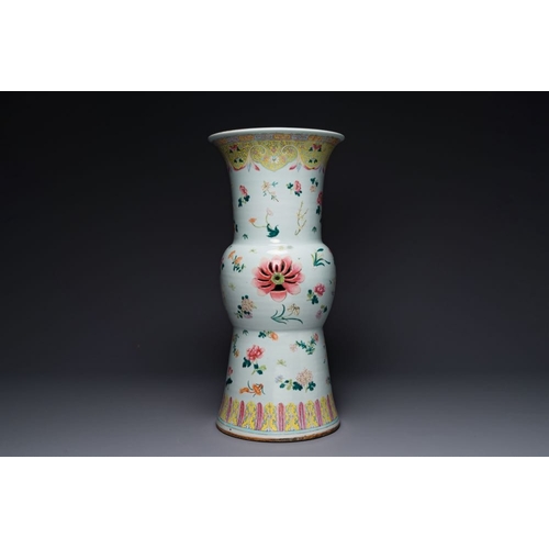 808 - A Chinese famille rose pedestal stand with floral design, 19th C.H.: 65,5 cm
 The absence of a condi... 