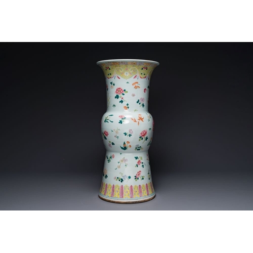 808 - A Chinese famille rose pedestal stand with floral design, 19th C.H.: 65,5 cm
 The absence of a condi... 