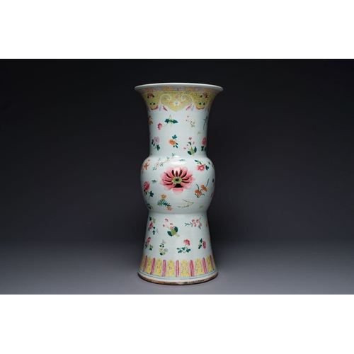 808 - A Chinese famille rose pedestal stand with floral design, 19th C.H.: 65,5 cm
 The absence of a condi... 