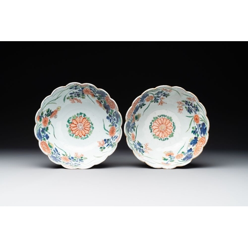 830 - A pair of Chinese verte-imari bowls with floral design, KangxiDia.: 22 cm - H.: 10 cmThe absence of ... 