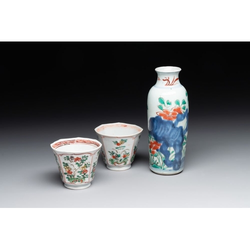 831 - A Chinese wucai rouleau vase and a pair of octagonal cups with floral design, Transitional period/Ka... 