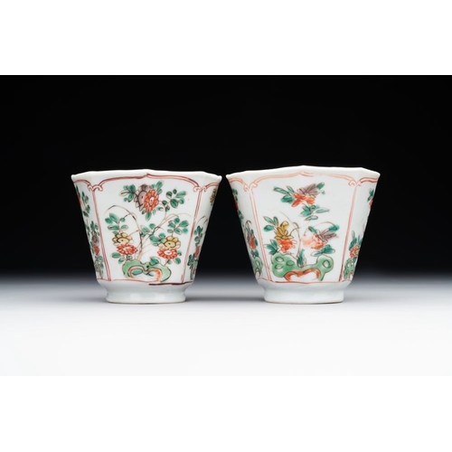 831 - A Chinese wucai rouleau vase and a pair of octagonal cups with floral design, Transitional period/Ka... 