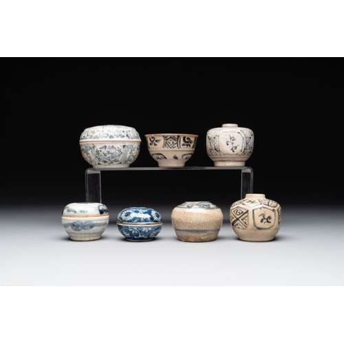 835 - A varied collection of Chinese and Vietnamese blue and white wares, 14th C. and laterDia.: 10,3 cm -... 