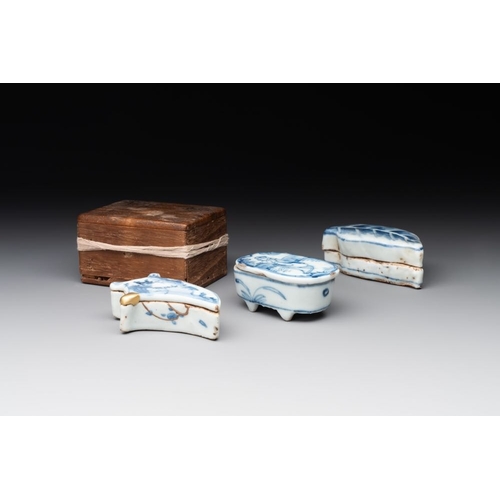 837 - Three Chinese blue and white incense boxes and covers for the Japanese market, late Ming, 17th C.Dim... 