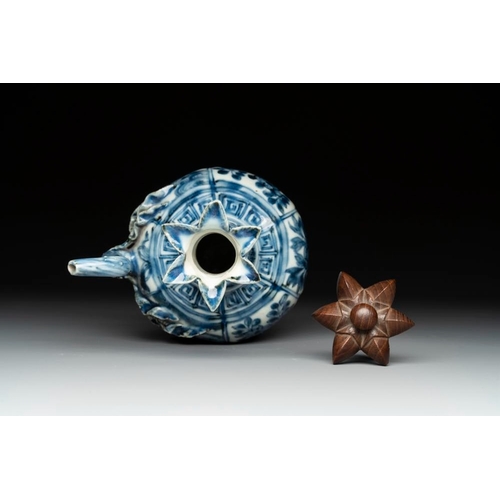 840 - A fine Chinese blue and white 'pomegranate' kendi and a wooden cover, WanliH.: 18,5 cm (incl. cover)... 